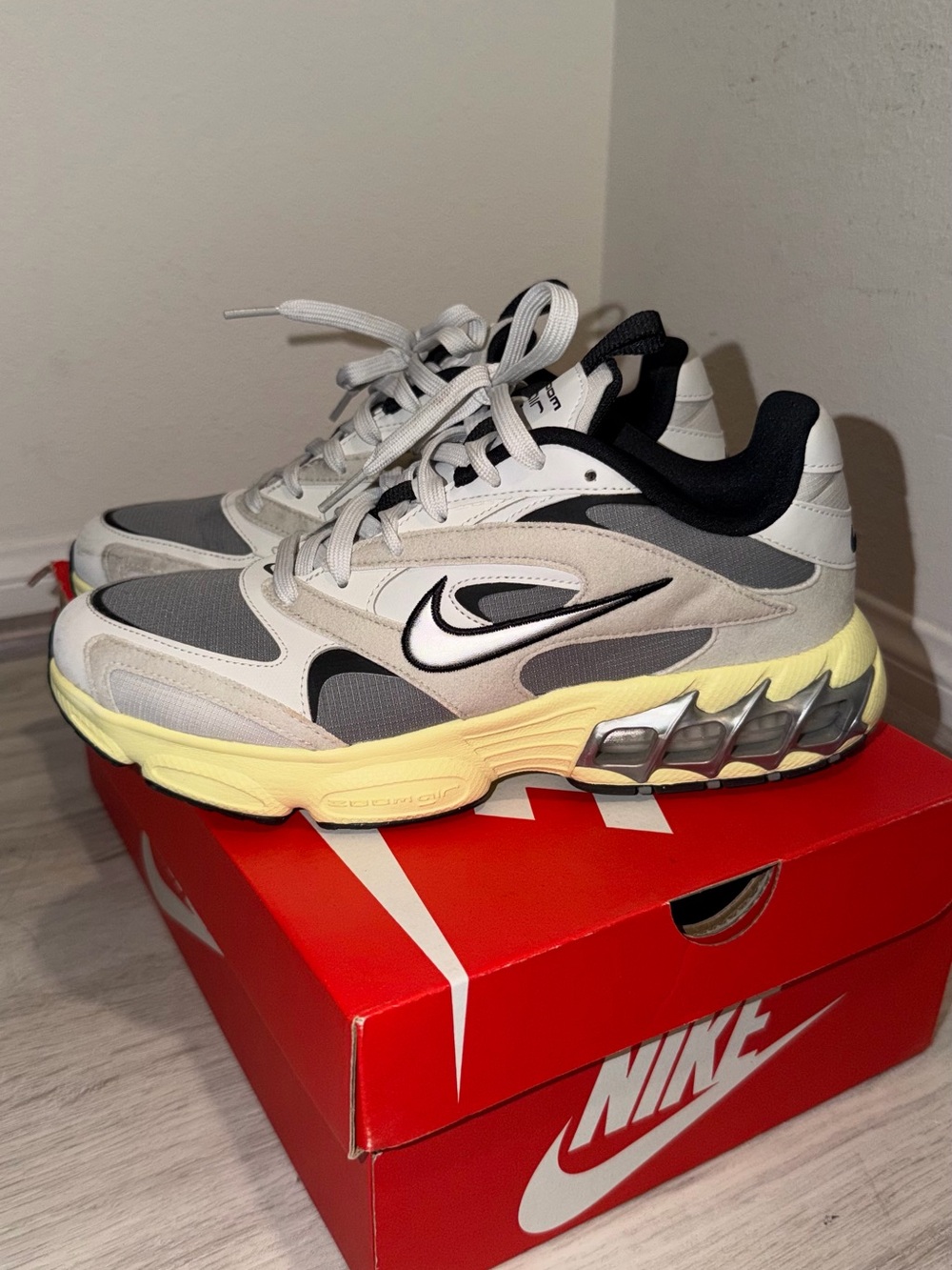 Nike W Air Zoom Fire, Black and Yellow Running Sneakers